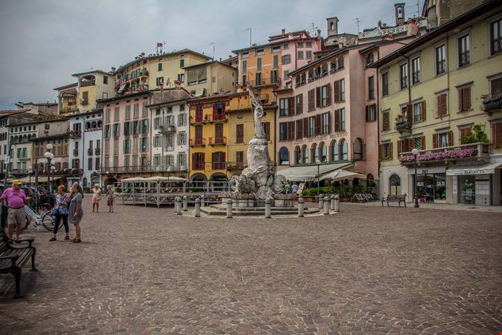 Il borgo delle due anime tra lago e montagna: in Lombardia arriva Borgo diVino nella perla del relax che ha conquistato il mondo
