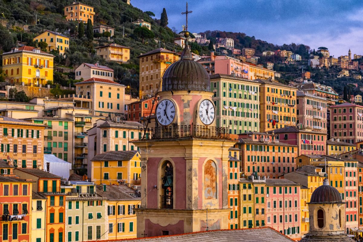 Il borgo dei fiori e dei pescatori: in Liguria c'è una perla colorata che ti regala il profumo dell'estate