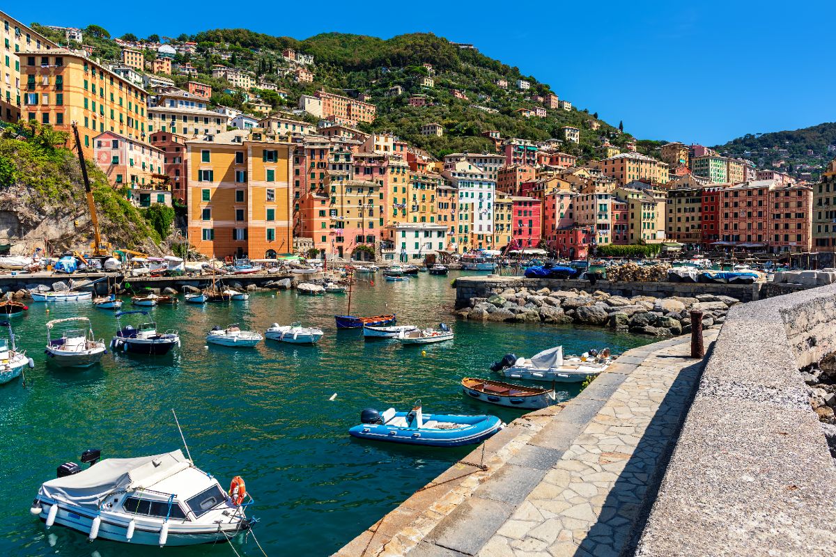 Il borgo dei fiori e dei pescatori: in Liguria c'è una perla colorata che ti regala il profumo dell'estate