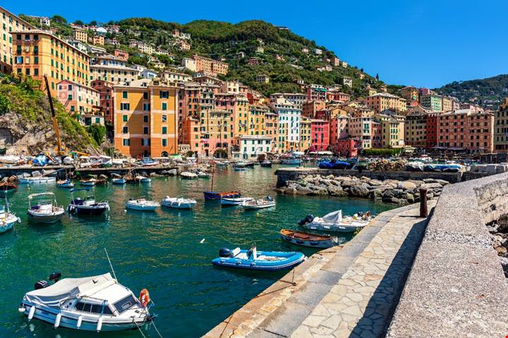 Il borgo dei fiori e dei pescatori: in Liguria c'è una perla colorata che ti regala il profumo dell'estate