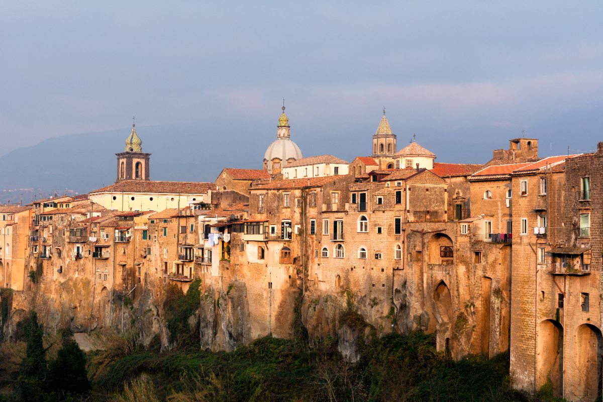 Campania, il paese sospeso sulla roccia che ti farà scoprire un mondo antico dalle mille sfumature del tufo
