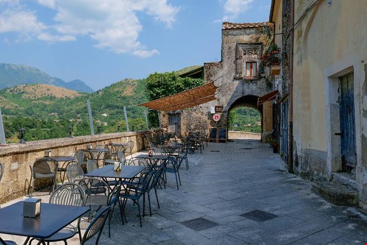 Campania, il paese sospeso sulla roccia che ti farà scoprire un mondo antico dalle mille sfumature del tufo