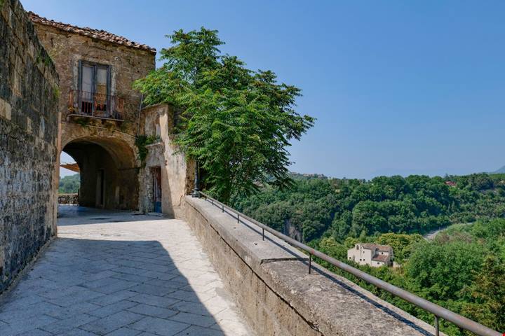 Campania, il paese sospeso sulla roccia che ti farà scoprire un mondo antico dalle mille sfumature del tufo