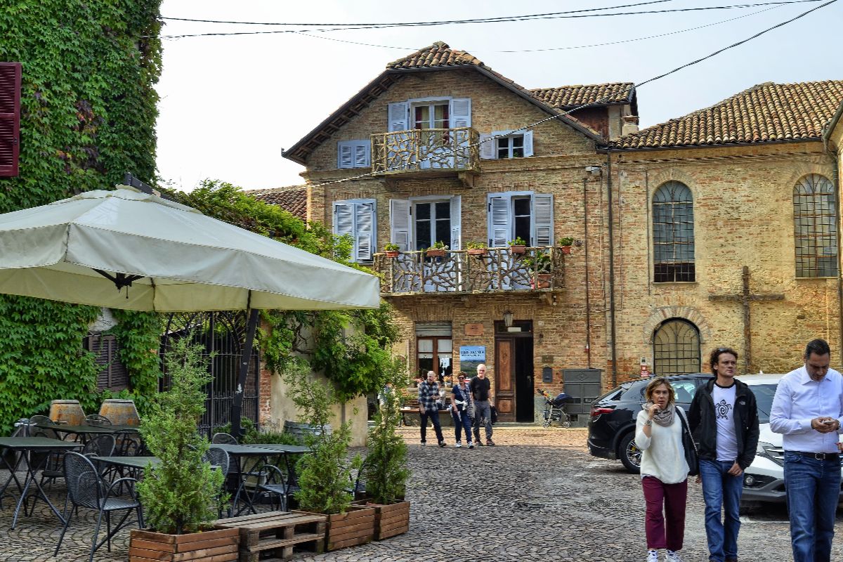 La lentezza come scelta di vita: nel cuore delle Langhe per scoprire il borgo dei vigneti dove tutti se la prendono con calma