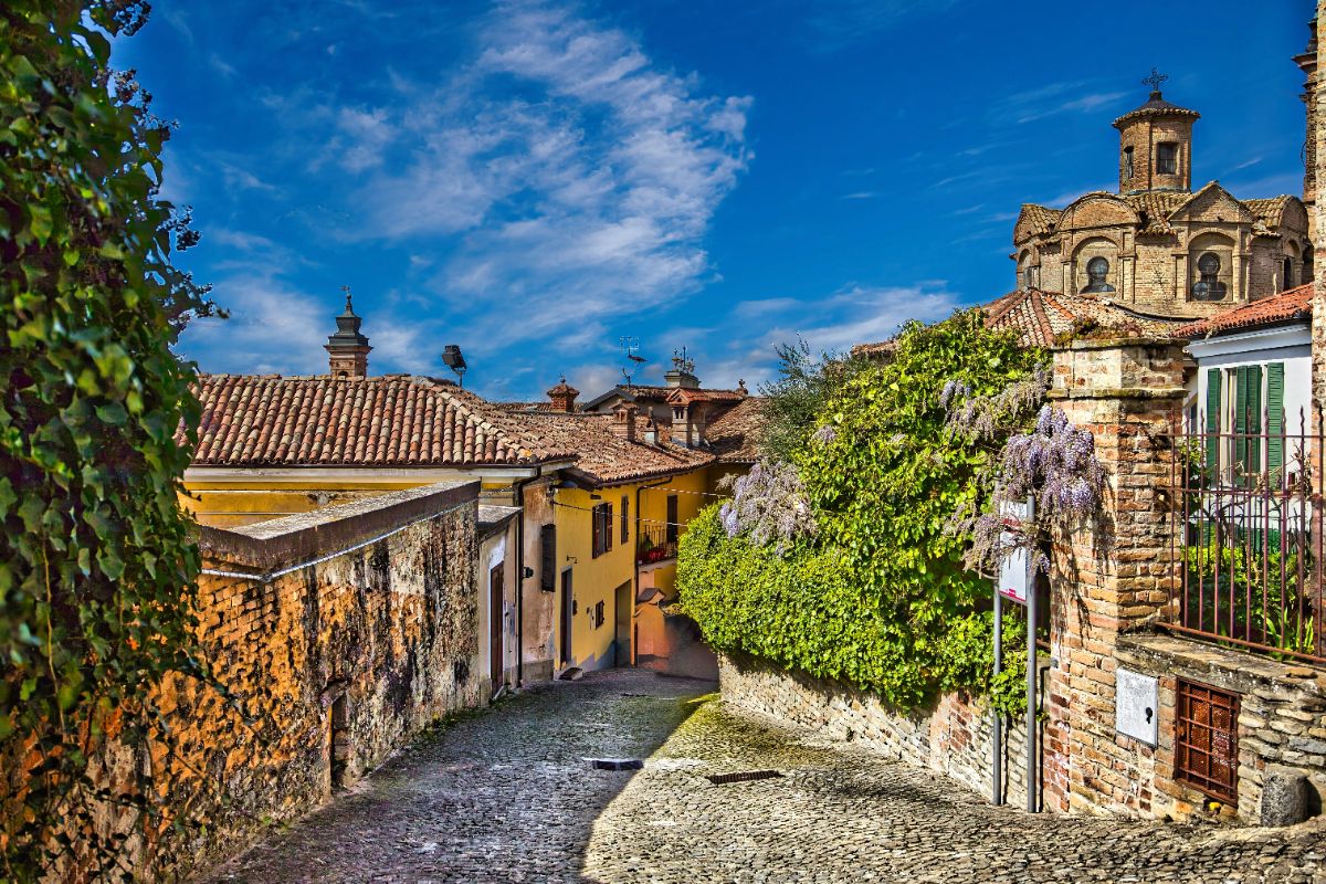 La lentezza come scelta di vita: nel cuore delle Langhe per scoprire il borgo dei vigneti dove tutti se la prendono con calma
