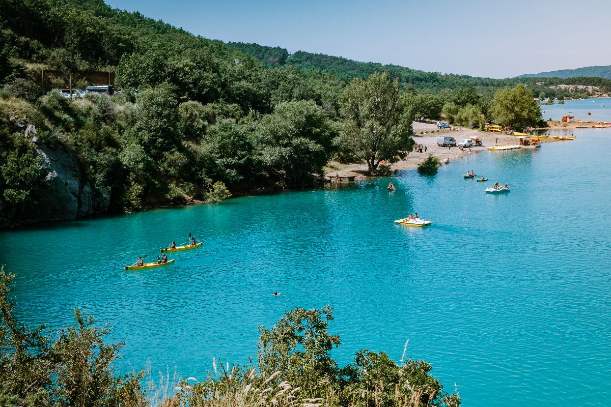 Acque turchesi e canoe: è il lago immerso tra le gole che ha resistito al turismo di massa