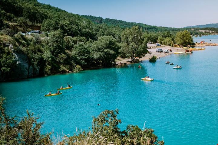 Acque turchesi e canoe: è il lago immerso tra le gole che ha resistito al turismo di massa