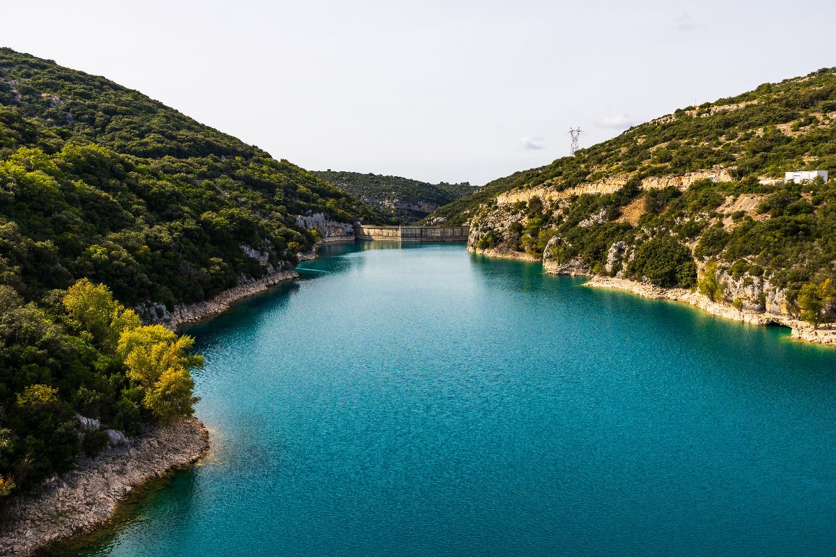 Acque turchesi e canoe: è il lago immerso tra le gole che ha resistito al turismo di massa