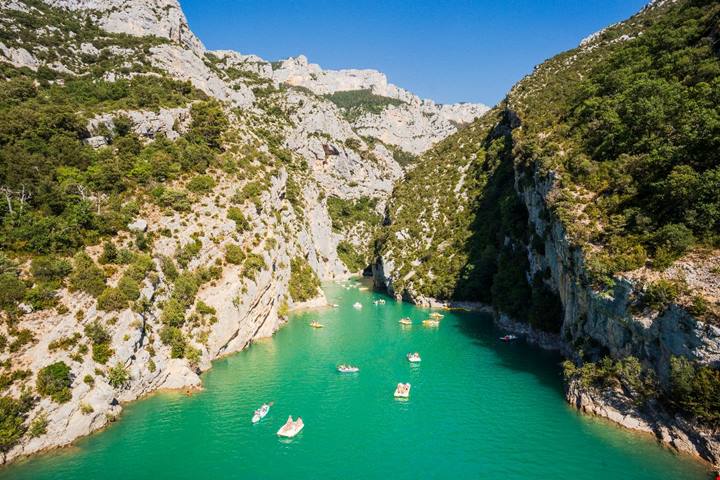 Acque turchesi e canoe: è il lago immerso tra le gole che ha resistito al turismo di massa