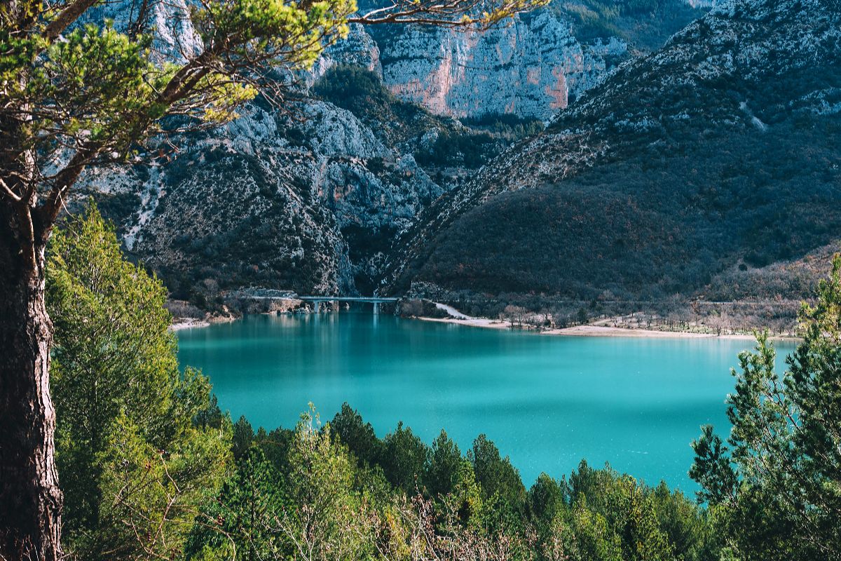 Acque turchesi e canoe: è il lago immerso tra le gole che ha resistito al turismo di massa
