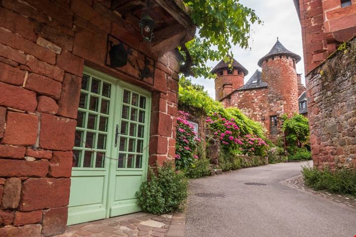 Il colore ce l'ha persino nel nome: è il borgo straordinario della Francia dove ogni casa è rossa per legge