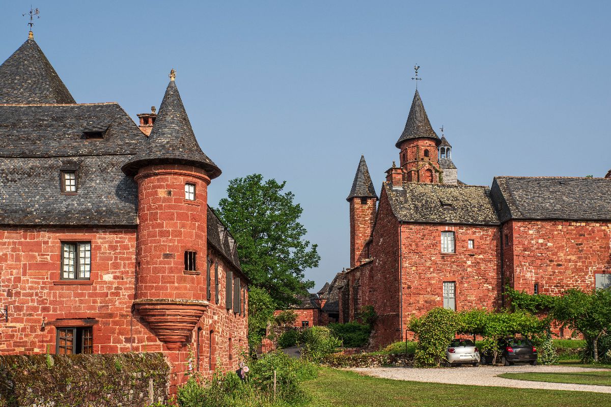 Il colore ce l'ha persino nel nome: è il borgo straordinario della Francia dove ogni casa è rossa per legge