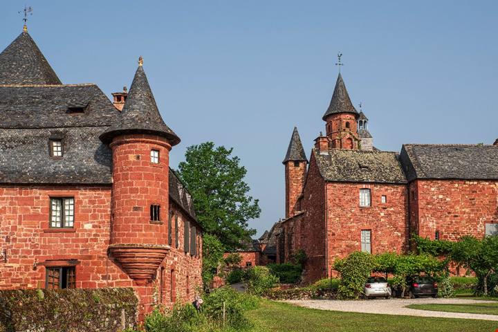 Il colore ce l'ha persino nel nome: è il borgo straordinario della Francia dove ogni casa è rossa per legge