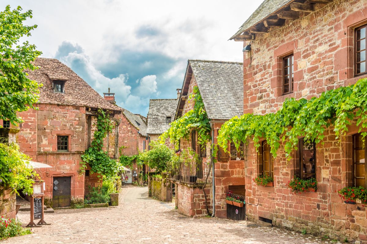 Il colore ce l'ha persino nel nome: è il borgo straordinario della Francia dove ogni casa è rossa per legge