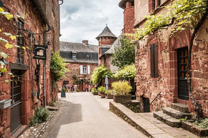 Il colore ce l'ha persino nel nome: è il borgo straordinario della Francia dove ogni casa è rossa per legge