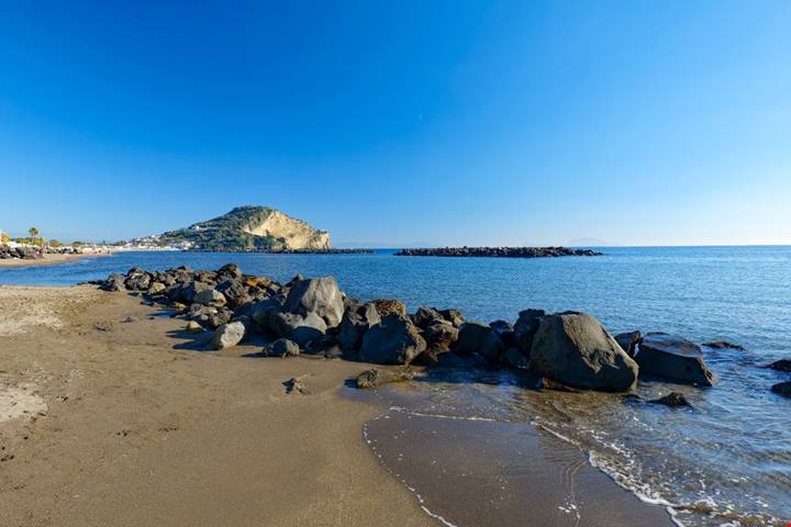 Alle porte di Napoli un piccolo angolo di storia e natura dove l'estate diventa una stagione delle meraviglie