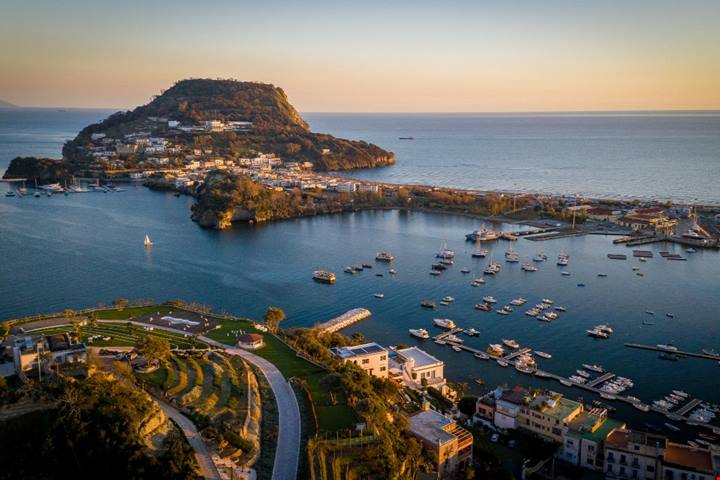 Alle porte di Napoli un piccolo angolo di storia e natura dove l'estate diventa una stagione delle meraviglie