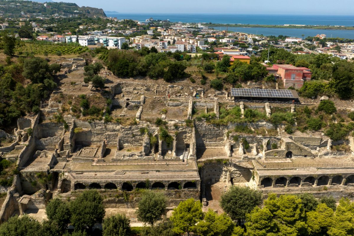Alle porte di Napoli un piccolo angolo di storia e natura dove l'estate diventa una stagione delle meraviglie