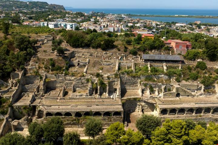 Alle porte di Napoli un piccolo angolo di storia e natura dove l'estate diventa una stagione delle meraviglie