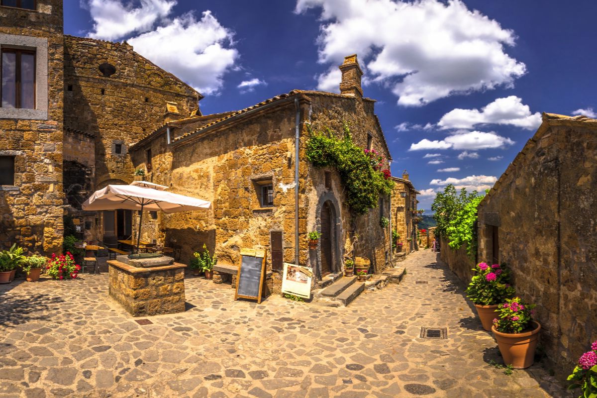 Nel cuore della Tuscia c'è un borgo sospeso nel tempo dove l'arte e la natura si incontrano in un abbraccio millenario