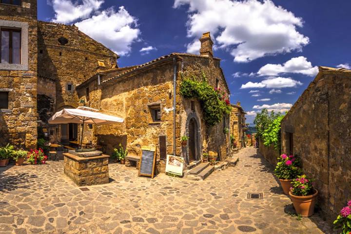 Nel cuore della Tuscia c'è un borgo sospeso nel tempo dove l'arte e la natura si incontrano in un abbraccio millenario