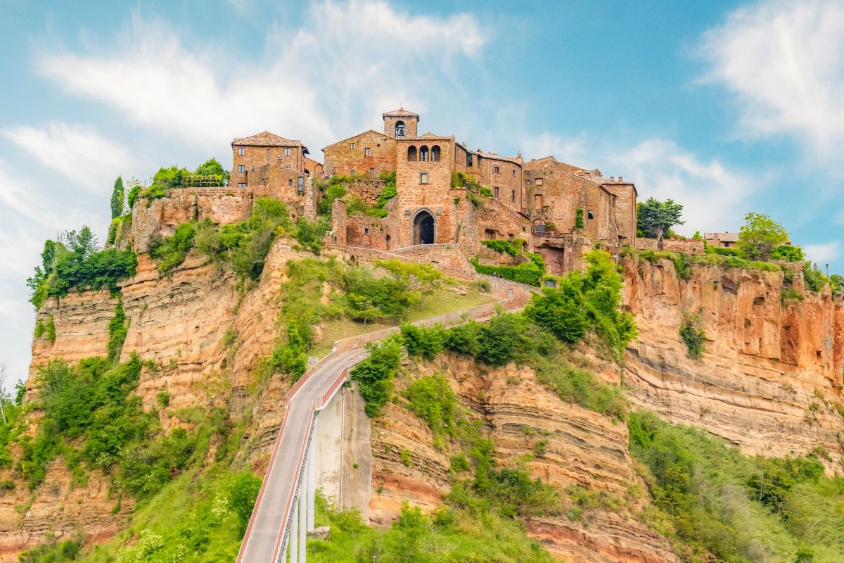 Nel cuore della Tuscia c'è un borgo sospeso nel tempo dove l'arte e la natura si incontrano in un abbraccio millenario