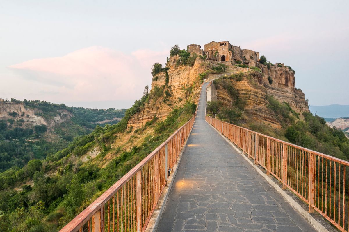 Nel cuore della Tuscia c'è un borgo sospeso nel tempo dove l'arte e la natura si incontrano in un abbraccio millenario