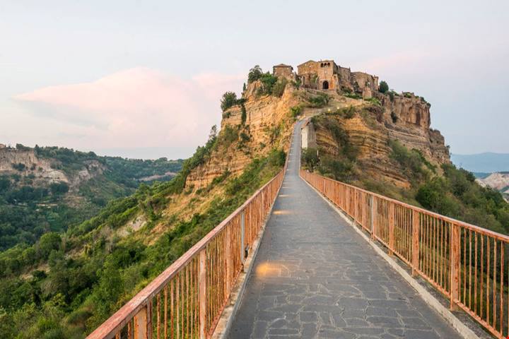 Nel cuore della Tuscia c'è un borgo sospeso nel tempo dove l'arte e la natura si incontrano in un abbraccio millenario