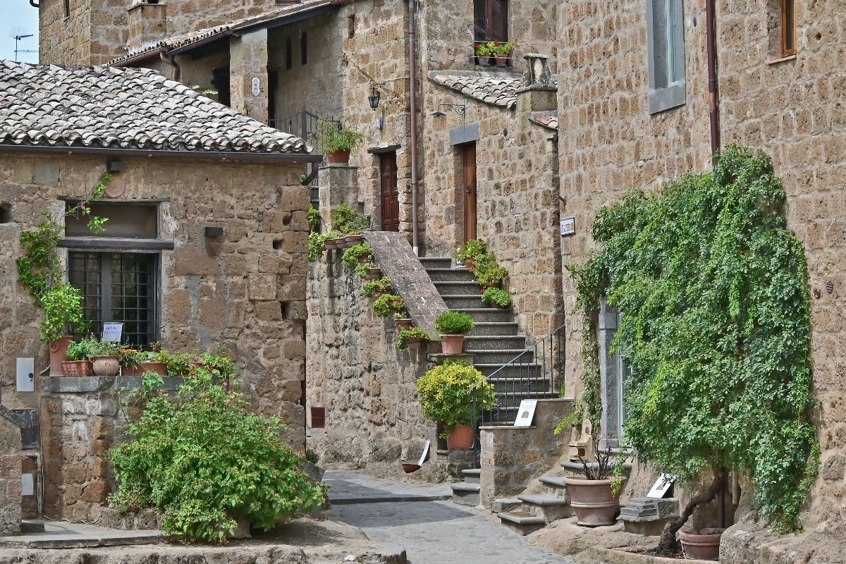 Nel cuore della Tuscia c'è un borgo sospeso nel tempo dove l'arte e la natura si incontrano in un abbraccio millenario