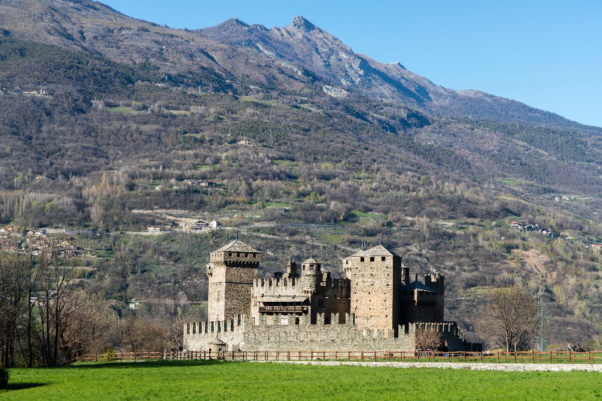 A due passi da Aosta c'è un castello da fiaba che domina la valle: è la dimora reale dove il tempo sembra essersi fermato