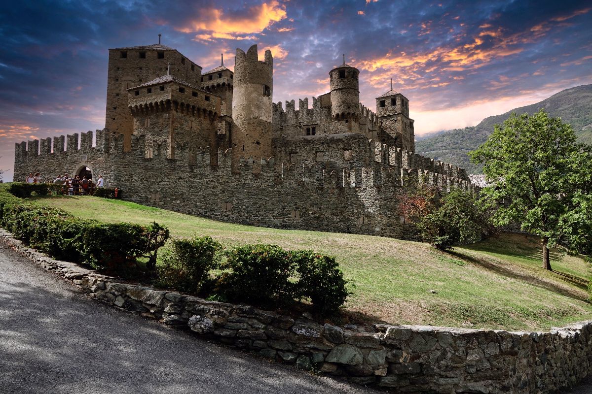 A due passi da Aosta c'è un castello da fiaba che domina la valle: è la dimora reale dove il tempo sembra essersi fermato