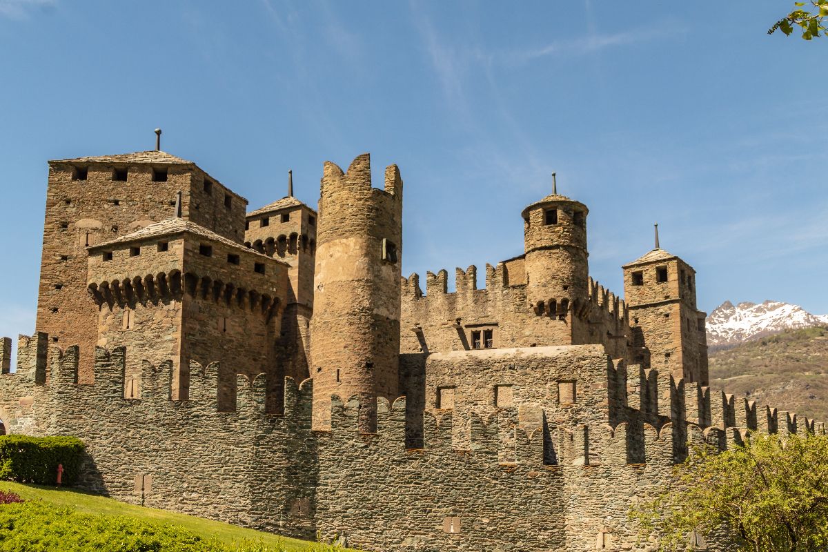 A due passi da Aosta c'è un castello da fiaba che domina la valle: è la dimora reale dove il tempo sembra essersi fermato