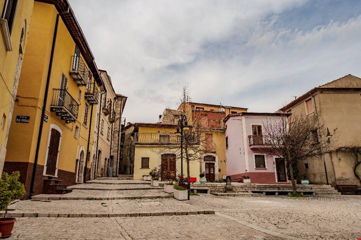 La Toledo del Molise, viaggio nel borgo famoso per l'antica arte di forgiare lame e forbici