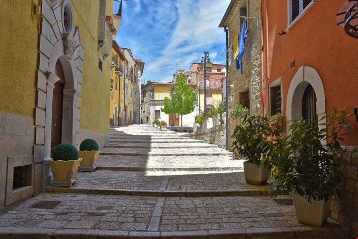 La Toledo del Molise, viaggio nel borgo famoso per l'antica arte di forgiare lame e forbici