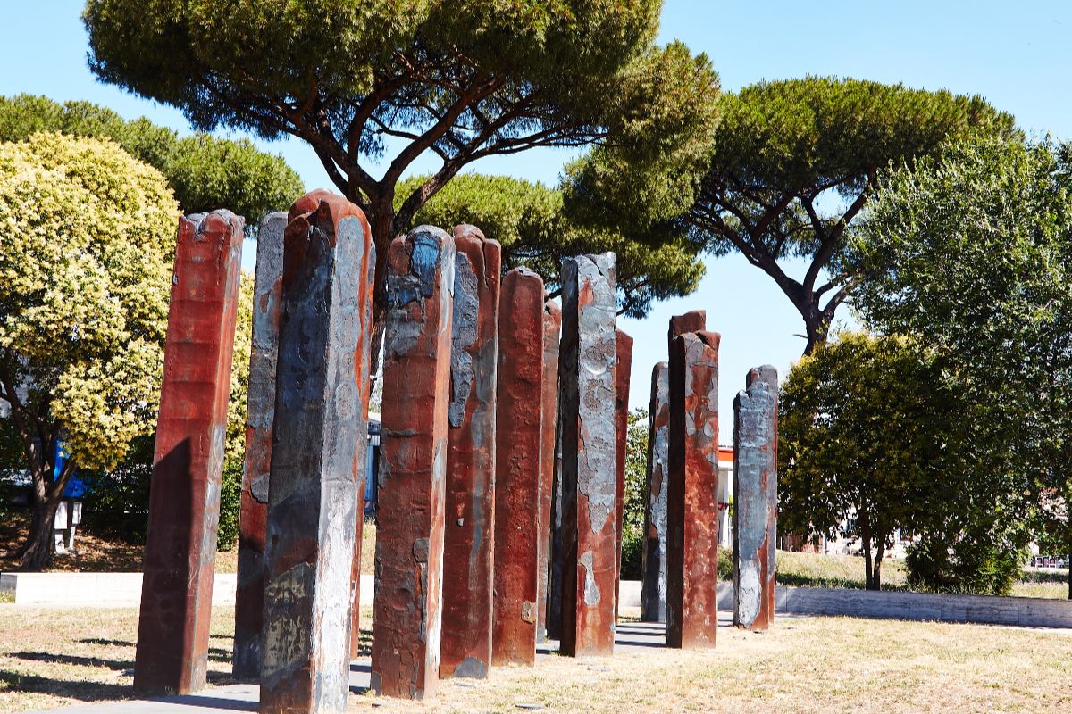 Una foresta d'acciaio nel cuore di Roma per ricordare un'episodio che ha segnato l'intero paese
