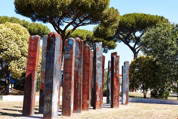 Una foresta d'acciaio nel cuore di Roma per ricordare un'episodio che ha segnato l'intero paese