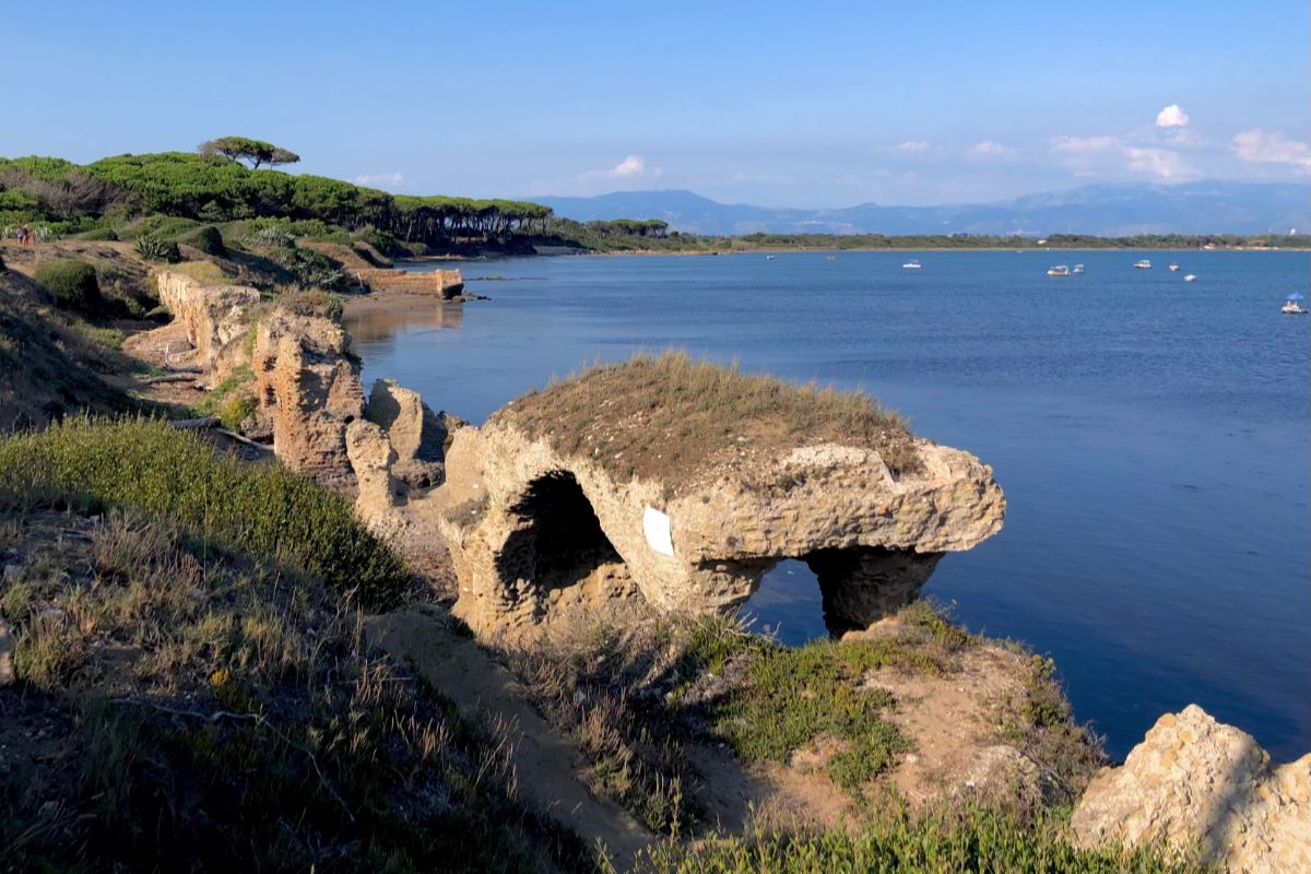 Il castello nel mare amato da Cicerone: a 1 ora da Roma la perla del litorale bagnata da acque cristalline