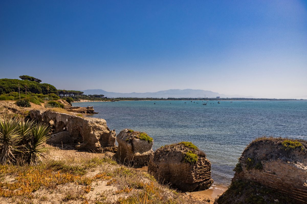 Il castello nel mare amato da Cicerone: a 1 ora da Roma la perla del litorale bagnata da acque cristalline