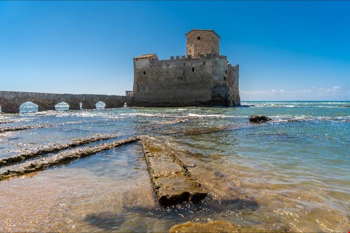Il castello nel mare amato da Cicerone: a 1 ora da Roma la perla del litorale bagnata da acque cristalline