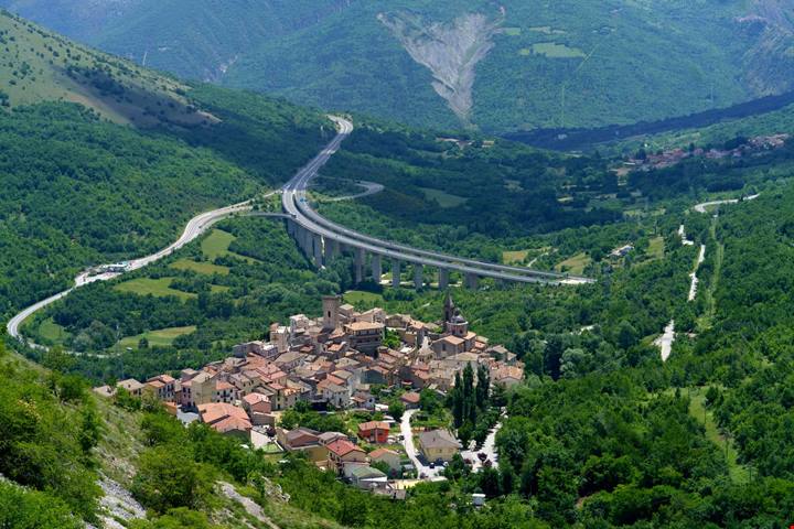 Abruzzo, il borgo dove ogni anno i serpenti sono protagonisti di una antichissima festa popolare