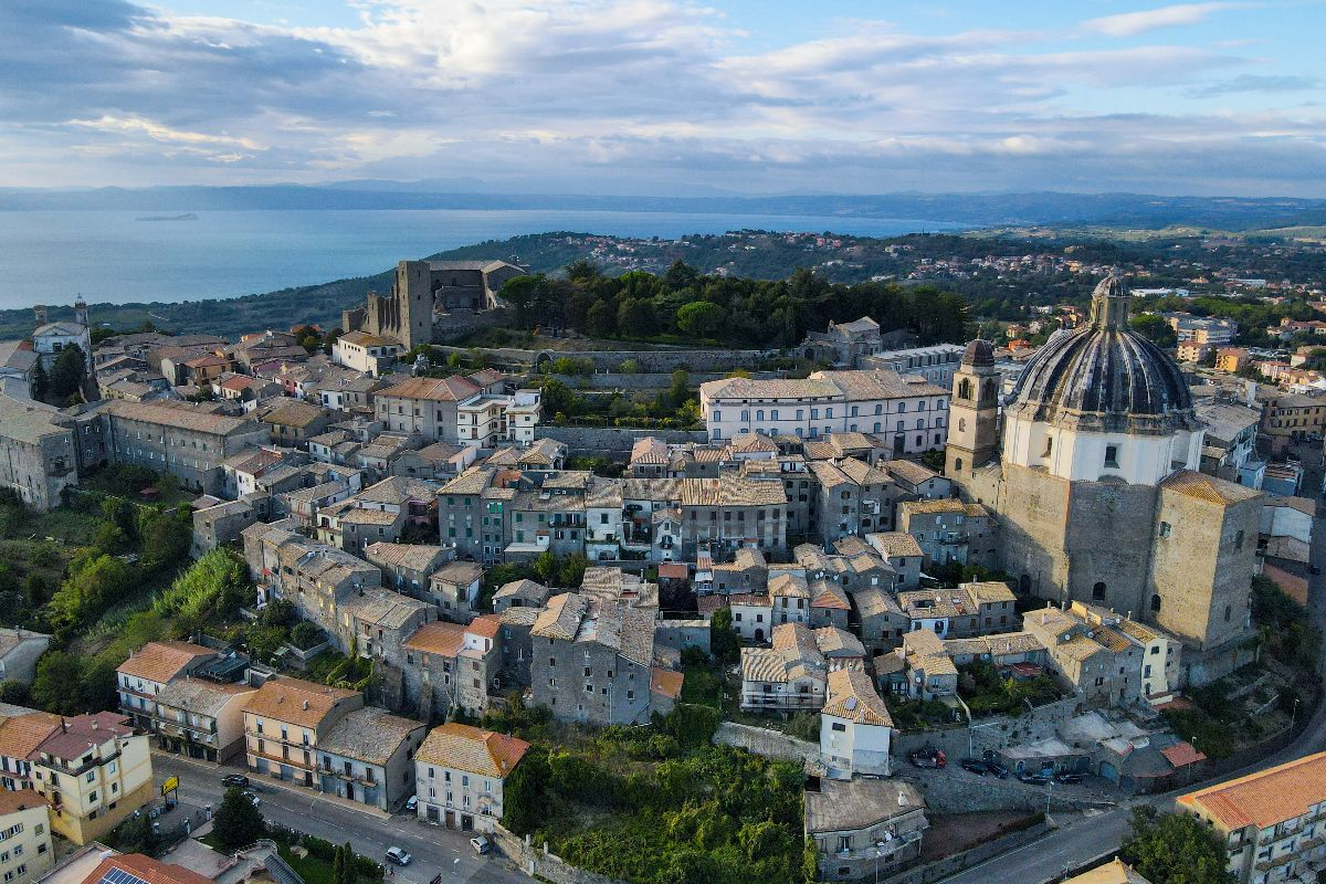 Sei punti esclamativi: da quasi 1000 anni sono il simbolo del borgo che ha il vino più buono d'Italia