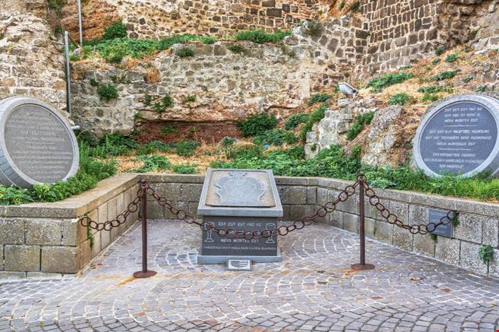 Sei punti esclamativi: da quasi 1000 anni sono il simbolo del borgo che ha il vino più buono d'Italia