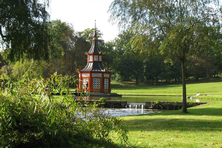Il castello delle meraviglie a due passi da Parigi: tra piramidi e pagode c'è un parco che ti farà girare il mondo