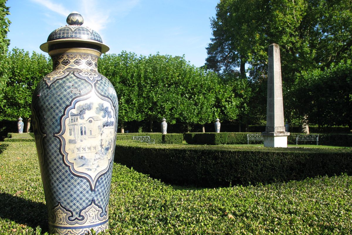 Il castello delle meraviglie a due passi da Parigi: tra piramidi e pagode c'è un parco che ti farà girare il mondo