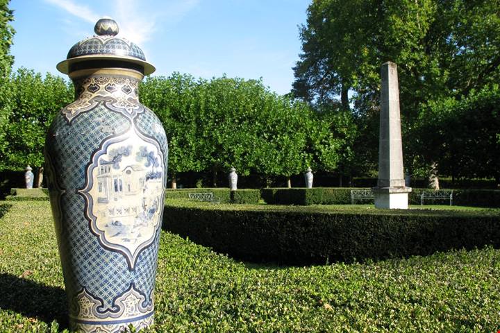 Il castello delle meraviglie a due passi da Parigi: tra piramidi e pagode c'è un parco che ti farà girare il mondo