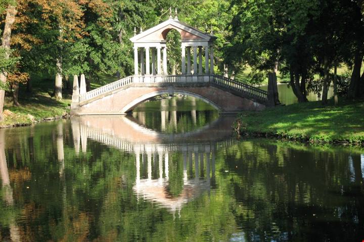 Il castello delle meraviglie a due passi da Parigi: tra piramidi e pagode c'è un parco che ti farà girare il mondo