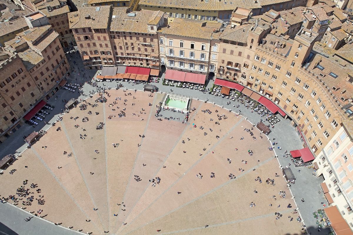 Mancano pochi giorni al Palio di Siena 2026, ed ecco perché da secoli è un appuntamento così amato (anche dai VIP)