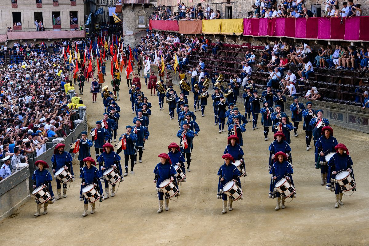 Mancano pochi giorni al Palio di Siena 2026, ed ecco perché da secoli è un appuntamento così amato (anche dai VIP)