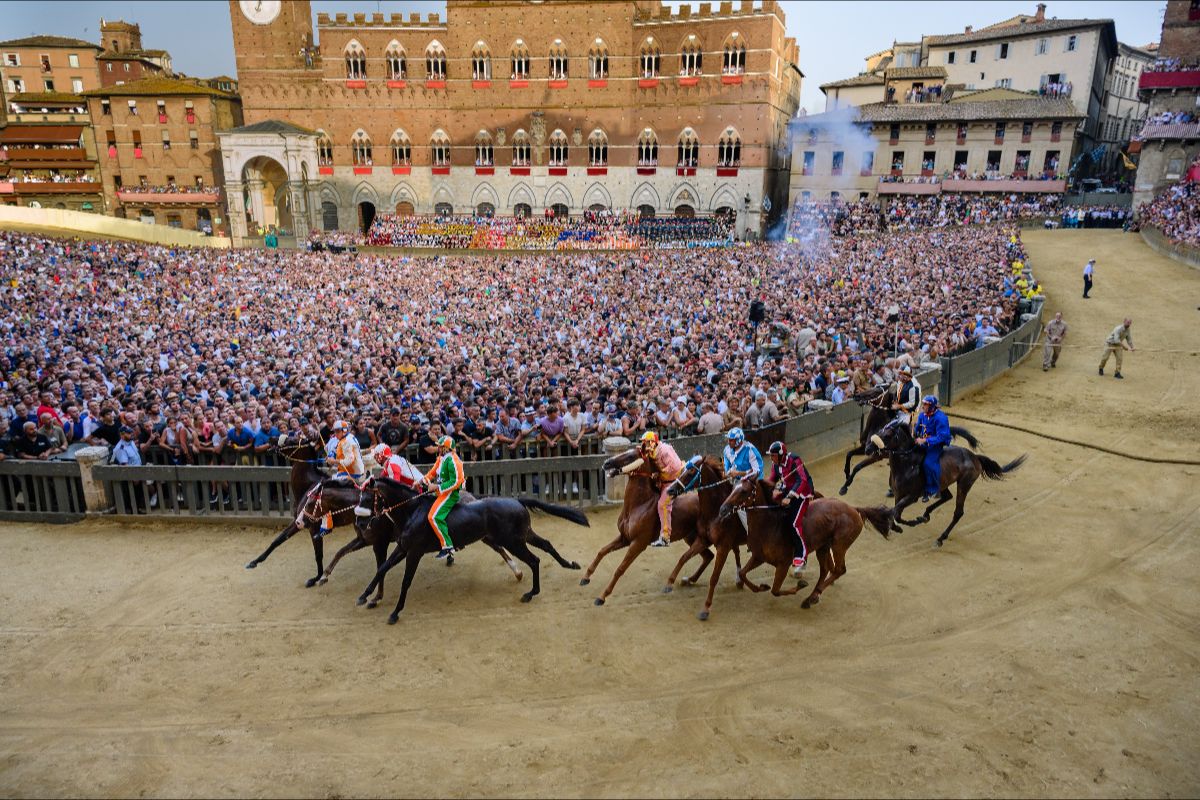 Mancano pochi giorni al Palio di Siena 2026, ed ecco perché da secoli è un appuntamento così amato (anche dai VIP)