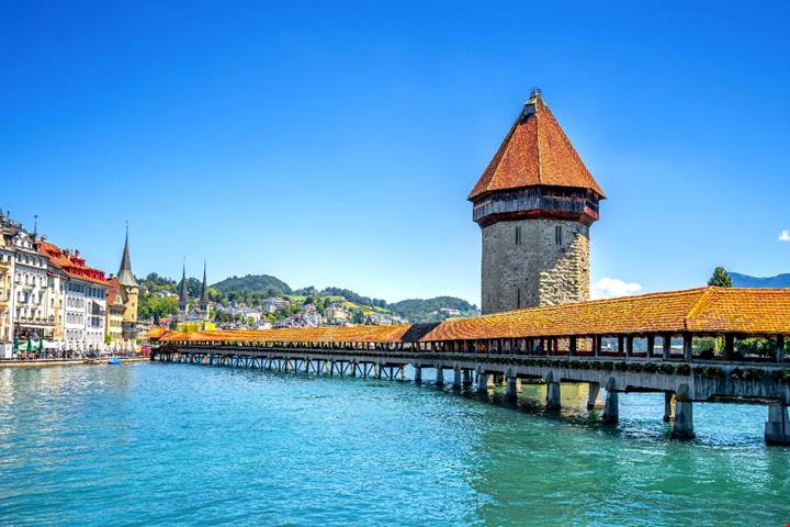 Tra vette e laghi alpini: 5 città da favola della Svizzera da visitare a luglio